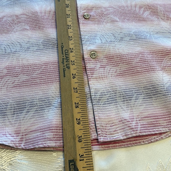 Tommy Bahama short sleeve button down shirt. 
Size Medium 
100% Cotton - Picture 7 of 8